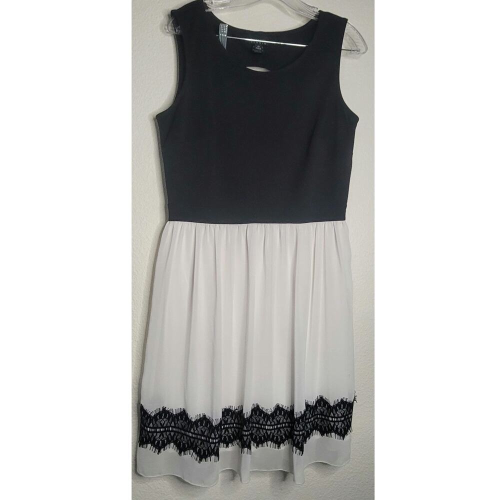 Black and White Fornal Cocktail Party Dress Lace Detail at Hem Size 12
